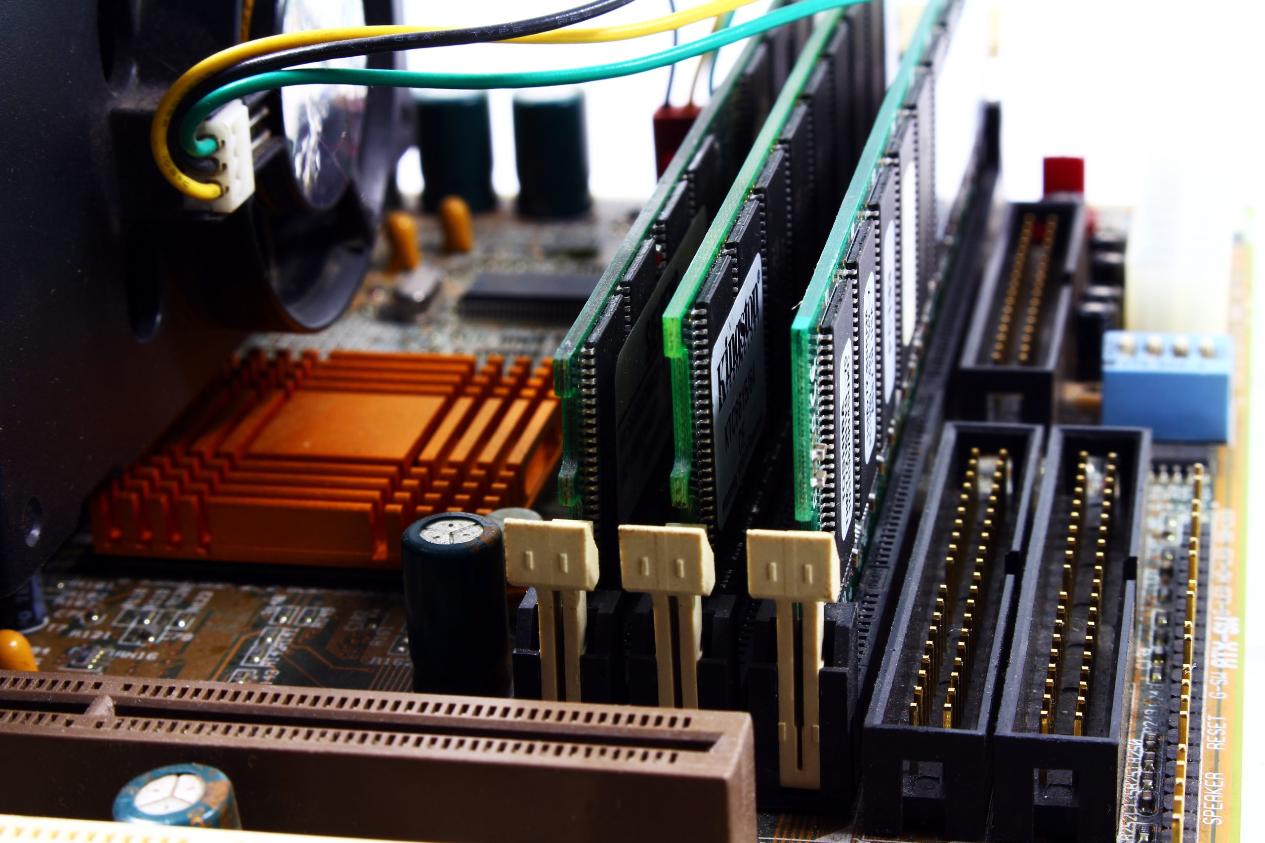 Memahami Lebih Jauh Peran dan Komponen RAM pada Motherboard
